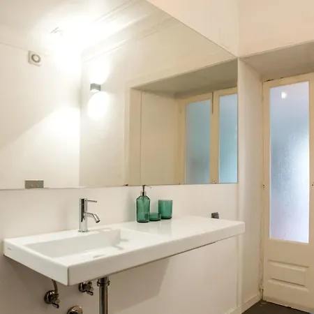 Peaceful 2 Bedrooms With Patio In Сasa de vacaciones Lisboa